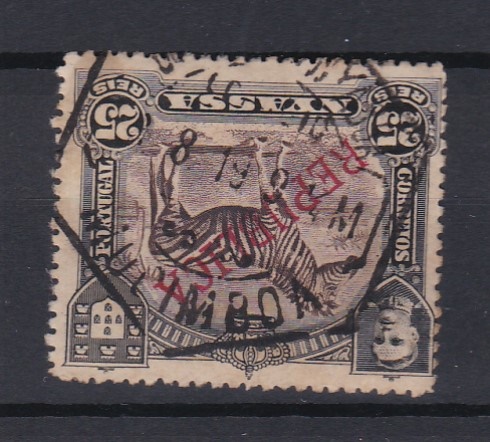 1815.jpg -     Lote:    1815            Moçambique       Descrição:         Carimbos hexagonais. 1911 &mdash; D. Manuel II, com sobrecarga REPUBLICA. CE56, 25 reis, obliterado com carimbo batido a preto de MOCIMBOA.        O       Valor Base:     &euro; 8,00     Valor Venda:     &euro;      