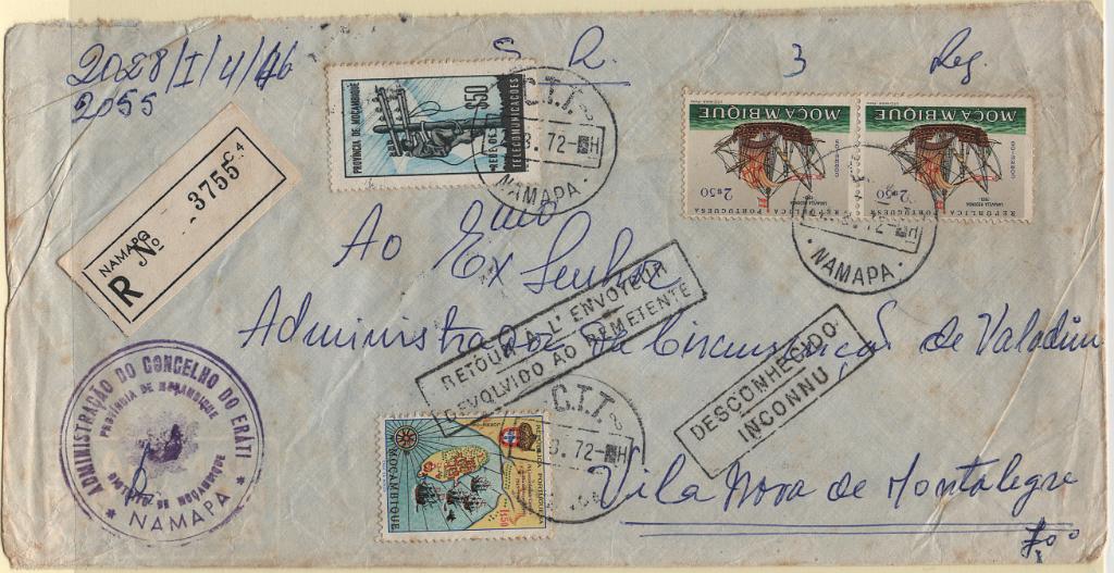 1827.jpg -     Lote:    1827            Moçambique       Descrição:         Carimbos circulares datados. Sobrescrito circulado de Namapa (22.08.72) para Montalegre (26.08.72) com trânsito por Nampula, Moçambique e Lisboa, com selos de 1$50 CE511, 2x2$50 CE466 + #50 CE IP69. Carimbo a preto de NAMAPA, NAMPULA e MOÇAMBIQUE". Etiqueta mod C4 com erro ortográfico "NAMAPO" em vez de "NAMAPA".        Carta       Valor Base:     &euro; 15,00     Valor Venda:     &euro;      