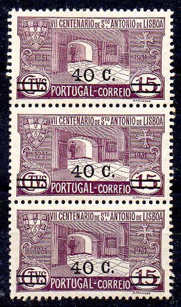 2501.jpg -     Lote:    2501      Lotes pelo Correio      Portugal       Descrição:         1933 &mdash; 7.º Centenário da Morte de S. António, com sobretaxa. CE555/555a. Tira vertical de 3 selos, um deles com a variedade "CORRFIO". Valor de catálogo &euro; 67,00.        ***       Valor Base:     &euro; 8,00     Valor Venda:     &euro;      