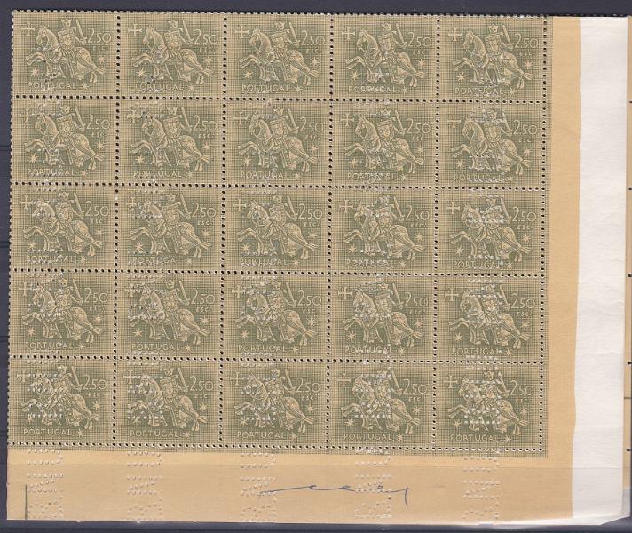 2522.jpg -     Lote:    2522      Lotes pelo Correio      Portugal       Descrição:         1953 &mdash; Cavaleiro Medieval. CE773, 2$50. Folha completa com 100 selos com perfuração B.N.U.. Valor de catálogo &euro; 315,00.        ***       Valor Base:     &euro; 25,00     Valor Venda:     &euro;      