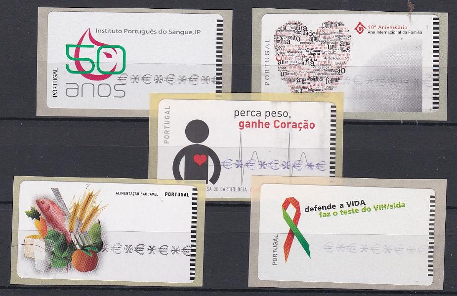 2631.jpg -     Lote:    2631      Lotes pelo Correio      Portugal       Descrição:         2004/07 &mdash; Instituto nacional do Sangue + Ano Internacional da Família + F. P. de Cardiologia + Alimentação Saudável + Defende a Vida. ETQ29, 31, 37, 45 e 49. Lote de 5 etiquetas com impressão de teste.        ETQ       Valor Base:     &euro; 6,00     Valor Venda:     &euro;      