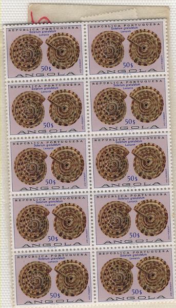 2699.jpg -     Lote:    2699      Lotes pelo Correio      Portugal       Descrição:         1974 &mdash; Conchas de Angola. CE 562/581. Lote com 11 séries completas em blocos e selos isolados + 11 séries incompletas (falta 30$00) + dezenas de selos isolados de diversas taxas. Lote a ver.        ***       Valor Base:     &euro; 30,00     Valor Venda:     &euro;      