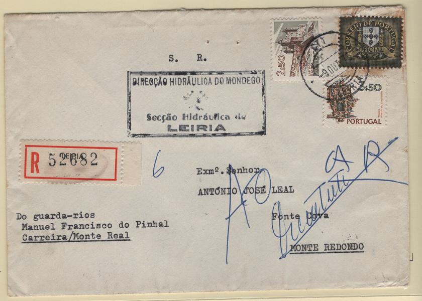 2711.jpg -     Lote:    2711      Lotes pelo Correio      Portugal       Descrição:         1974 &mdash; Serviço Oficial. Escudete Afonsino &mdash; Nova cor + Paisagens e Monumentos. Sobrescrito circulado registado de Leiria (09.10.75) para Monte Redondo, com selo de isenção CE SO3 e dois selos de 2$50 CE1133 para pagamento do prémio de registo.        Carta       Valor Base:     &euro; 10,00     Valor Venda:     &euro;      