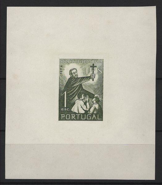 0395.jpg -     Lote:    395            Portugal       Descrição:         1952 &mdash; 4.º Centenário da Morte de S. Francisco Xavier. MF759. Prova de luxo do cunho (75/85mm), em papel porcelana, na cor verde-oliva escuro. MB e MR.         PRV       Valor Base:     &euro; 20,00     Valor Venda:     &euro;      