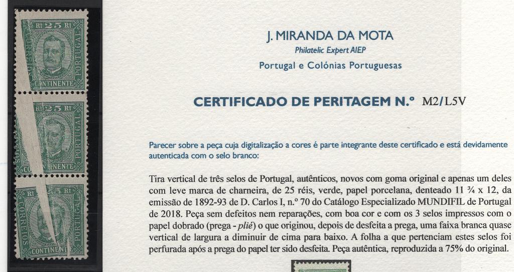 0489.jpg -     Lote:    489            Portugal        Descrição:         1892/93 &mdash; D. Carlos I, tipo Diogo Neto. MF70, 25 reis verde, papel porcelana, denteado 11 &frac12;. Tira vertical com 3 selos impressos com papel dobrado (dobra &mdash; plié) o que originou depois de desfeita a prega, uma faixa branca quase vertical de largura a diminuir de cima para baixo. A folha a que pertencia a tira foi perfurada depois de desfeita a prega. Exemplar sem defeitos e reparações, com goma original e apenas um selo com marca de charneira. MB e MR.         ***/**       Valor Base:     &euro; 50,00     Valor Venda:     &euro;      