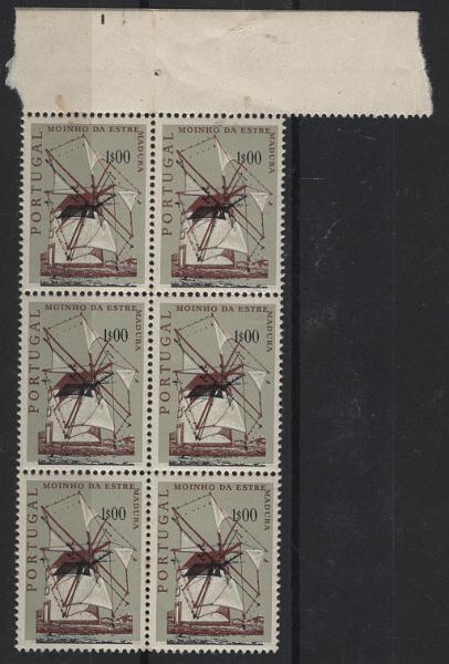 0514.jpg -     Lote:    514            Portugal        Descrição:         1971 &mdash; Moinhos Portugueses. CE1093, 1$00. Bloco com 6 selos, bordo de folha, com a impressão deslocada da cor preta.         ***       Valor Base:     &euro; 35,00     Valor Venda:     &euro;      