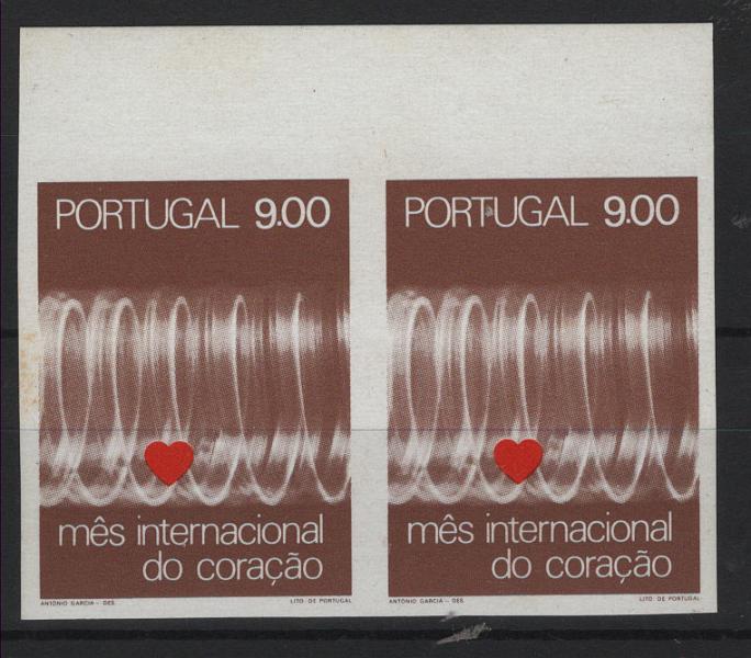 0515.jpg -     Lote:    515            Portugal        Descrição:         1972 &mdash; Ano Internacional do Coração. MF1151, 9$00. Par horizontal não denteado, bordo de folha.         ***       Valor Base:     &euro; 12,00     Valor Venda:     &euro;      
