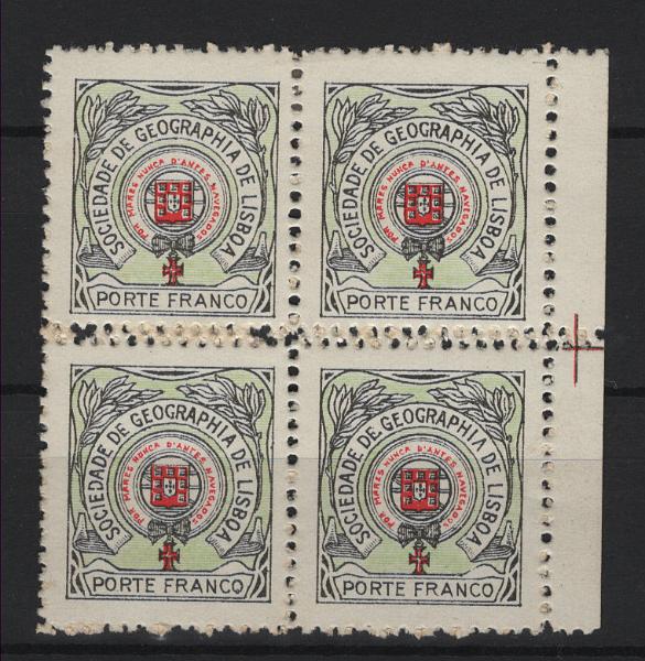 0527.jpg -     Lote:    527            Portugal        Descrição:         1937/38 &mdash; Porte Franco. Sociedade de Geografia de Lisboa. Emblema da Sociedade com Cruz de Cristo. MF SGL22. Quadra com duplo denteado horizontal.         ***/**       Valor Base:     &euro; 15,00     Valor Venda:     &euro;      