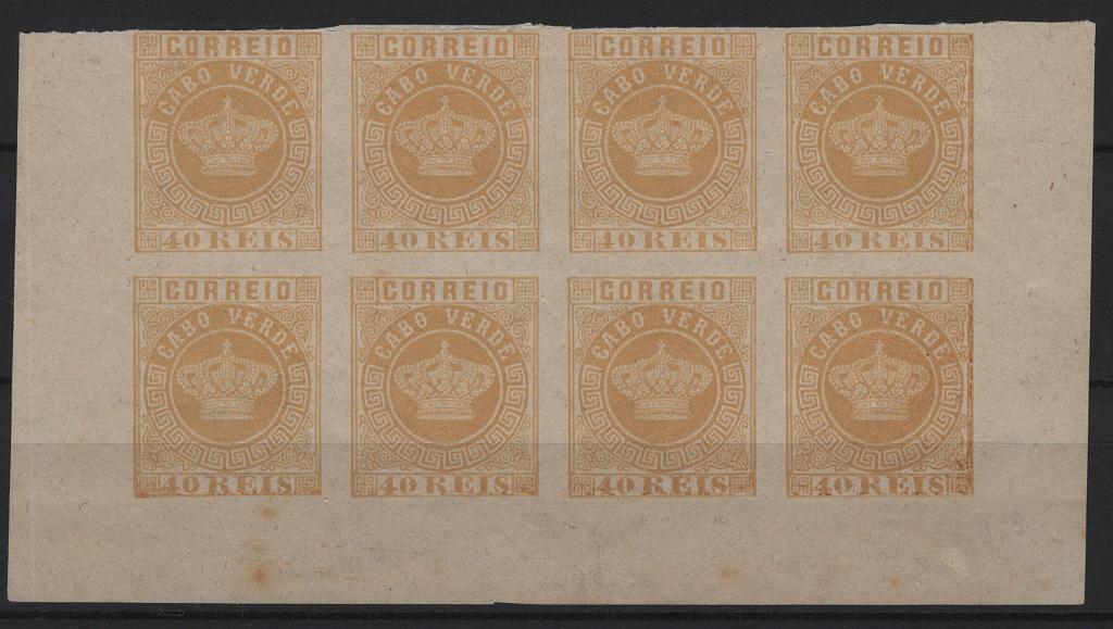 0547.jpg -     Lote:    547            Cabo Verde       Descrição:         1881/85 &mdash; Tipo Coroa. MF13, 40 reis amarelo. Bloco com 8 selos, fundo de folha, não denteados, em papel liso fino. Alguns pontos de óxido.         *       Valor Base:     &euro; 25,00     Valor Venda:     &euro;      