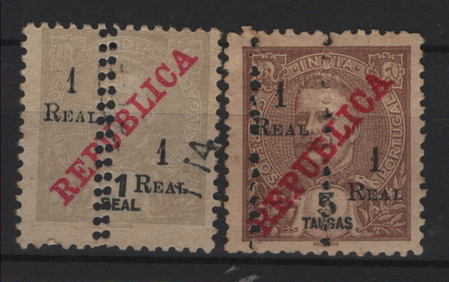 0557.jpg -     Lote:    557            Índia       Descrição:         1911/13 &mdash; D. Carlos I Mouchon, com sobrecarga REPUBLICA de 1911, perfurados "ao meio" e com sobretaxa. Lote de dois selos com dupla perfuração: MF238, 1r s/ 1r e MF242, 1r s/ 5T.         *       Valor Base:     &euro; 10,00     Valor Venda:     &euro;      