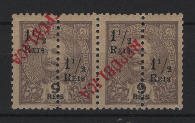 0560.jpg -     Lote:    560            Índia       Descrição:         1914 &mdash; D. Carlos I Mouchon. Selos de 1898, perfurados "ao meio", com sobretaxa e sobrecarga REPUBLICA local. Selos clandestinos. MF SC25, 1 &frac12; s/ 9 reis. Par horizontal com sobrecarga invertida e deslocada.         **       Valor Base:     &euro; 30,00     Valor Venda:     &euro;      