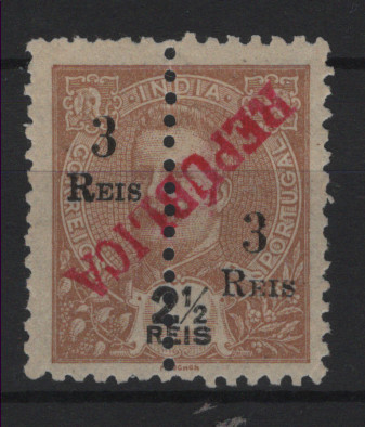 0561.jpg -     Lote:    561            Índia       Descrição:         1914 &mdash; D. Carlos I Mouchon. Selos de 1903, perfurados "ao meio", com sobretaxa e sobrecarga REPUBLICA local. Selos clandestinos. MF SC29, 3 s/ 2 &frac12; reis. Selo com sobrecarga invertida.         *       Valor Base:     &euro; 15,00     Valor Venda:     &euro;      