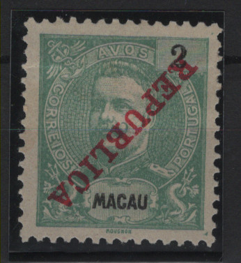 0563.jpg -     Lote:    563            Macau       Descrição:         1911 &mdash; D. Carlos I, Mouchon, com sobrecarga REPUBLICA da Casa da Moeda. MF151a, 2 avos verde. Selo com a sobrecarga INVERTIDA. Valor de catálogo &euro; 25,00.         *       Valor Base:     &euro; 10,00     Valor Venda:     &euro;      