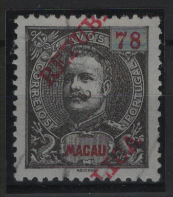 0564.jpg -     Lote:    564            Macau       Descrição:         1911 &mdash; D. Carlos I, Mouchon, com sobrecarga REPUBLICA da Casa da Moeda. MF164, 78 avos, preto s/ azul. Selo com a sobrecarga DESLOCADA. Não catalogada.         *       Valor Base:     &euro; 12,00     Valor Venda:     &euro;      