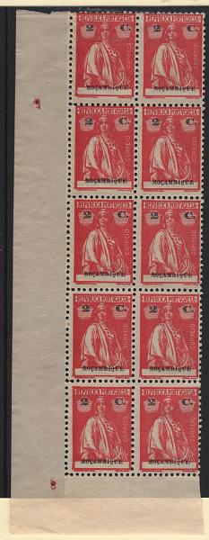 0571.jpg -     Lote:    571            Moçambique       Descrição:         1914 &mdash; Ceres. MF157, 2c carmim, denteado 12x11 &frac12;. Bloco com 10 selos, em canto de folha, com impressão deslocada da taxa e legenda.         *       Valor Base:     &euro; 10,00     Valor Venda:     &euro;      