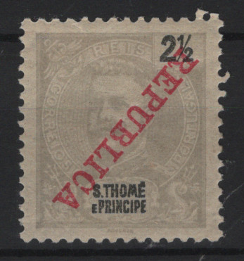 0592.jpg -     Lote:    592            S. Tomé e Príncipe       Descrição:         1898/1901 &mdash; D. Carlos I Mouchon, com sobrecarga REPUBLICA. MF96, 2 &frac12; reis. Selo com a sobrecarga invertida.          **       Valor Base:     &euro; 10,00     Valor Venda:     &euro;      