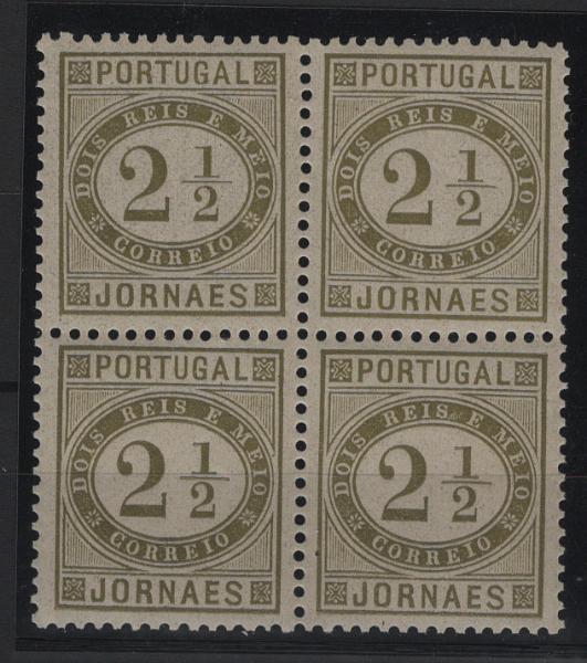 0922.jpg -     Lote:    922            Portugal       Descrição:         1876 &mdash; Jornaes. MF48d, 2 &frac12; reis, bistre esverdeado, papel liso, denteado 11 &frac12; x 12. Quadra com goma original sem defeitos ou reparações e boa cor. Valor de catálogo &euro; 1.560,00. Certificado de Peritagem de J. Miranda da Mota.         ***       Valor Base:     &euro; 200,00     Valor Venda:     &euro;      