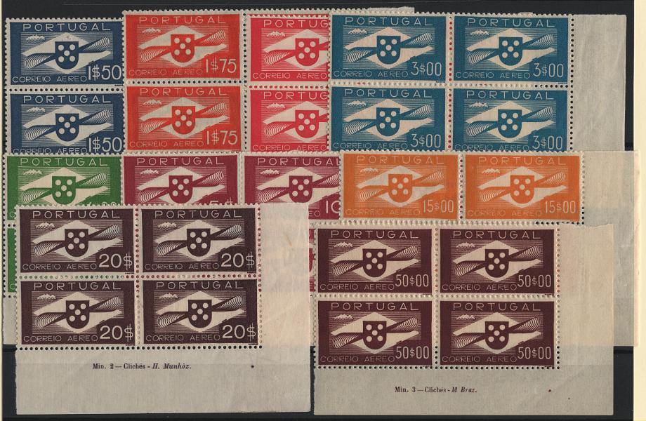 1114.jpg -     Lote:    1114            Portugal       Descrição:         1936/41 &mdash; Correio Aéreo. Tipo Hélice. MF CA 1/10. Série completa em quadra, canto inferior direito de folha, com inscrições marginais. MB e MR. Valor de catálogo &euro; 2.920,00.         ***       Valor Base:     &euro; 250,00     Valor Venda:     &euro;      