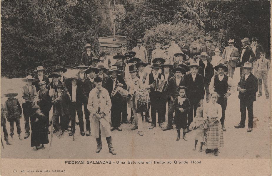 0201.jpg -     Lote:    201                   Descrição:         Temáticos. Costumes. Pedras Salgadas &mdash; "Uma esturdia em frente ao Grande Hotel.         PI       Valor Base:     &euro; 80,00     Valor Venda:     &euro;      