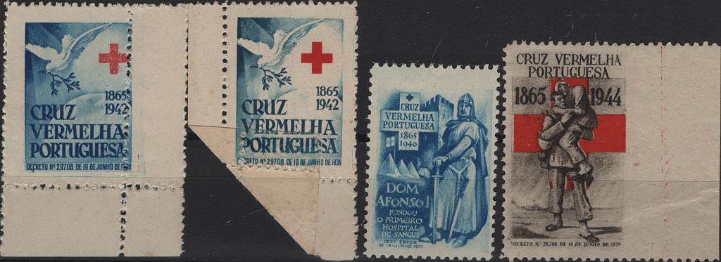 0226.jpg -     Lote:    226            Vinhetas        Descrição:         Vinhetas. Portugal. Cruz Vermelha Portuguesa. Lote com 4 vinhetas com erros: Duas de 1942 com denteados deslocado e com impressão sobre canto dobrado + vinheta de 1940 com denteado deslocado + vinheta de 1944 com falta de denteado no bordo direito.         ***/*       Valor Base:     &euro; 15,00     Valor Venda:     &euro;      