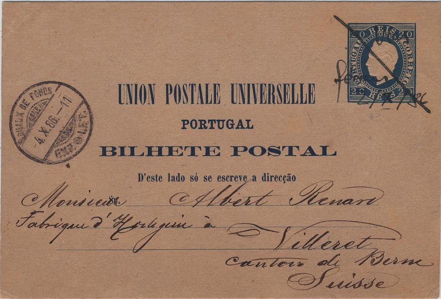 0264.jpg -     Lote:    264            Correio ferroviário       Descrição:         Correio ferroviário. 1879 &mdash; D. Luís I. Fita direita. Impressão com relevo. OM4e, 20 reis azul, cartolina média, camurça, lisa, "Sr" em redondo debaixo de "B" de "BILHETE", 6 mm entre as 3.ª e 4.ª linhas, cunho II, com impressão deslocada das inscrições. Circulado por ambulância ferroviária (02.10.86) para a Villeret / Suíça (05.10.86) com trânsito por Chaux des Fonds (04.10.86). Obliteração manuscrita a preto "VIAS / FERREAS / 2/X/86". MB e MR.         IC       Valor Base:     &euro; 125,00     Valor Venda:     &euro;      