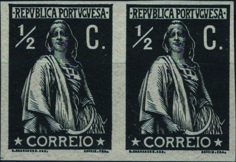 0483.jpg -     Lote:    483                   Descrição:         1912 &mdash; Ceres. Mf207, &frac12; c. Desenho de Constantino de Sobral Fernandes e gravura de José Sérgio de Carvalho e Silva. Tipo aprovado. Par horizontal de provas em papel porcelana médio, na cor preta, gomada. OM1416.         PRV       Valor Base:     &euro; 20,00     Valor Venda:     &euro;      