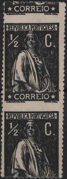 0487.jpg -     Lote:    487                   Descrição:         1912 &mdash; Ceres. Mf207b, &frac12; c preto, papel pontinhado, denteado 15x14. Par vertical sem goma com o denteado horizontal muito DESLOCADO. Exemplar sem defeitos nem reparações.         *       Valor Base:     &euro; 15,00     Valor Venda:     &euro;      