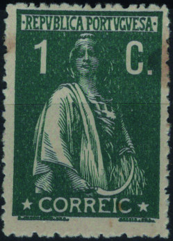 0493.jpg -     Lote:    493                   Descrição:         1912 &mdash; Ceres. Mf208d, 1c verde, papel pontinhado, denteado 15x14. Exemplar com goma original e sinal de charneira, sem reparações e com ligeiras manchas, com a variedade de cliché "CORREIC". Valor de catálogo &euro; 800,00.         **       Valor Base:     &euro; 150,00     Valor Venda:     &euro;      