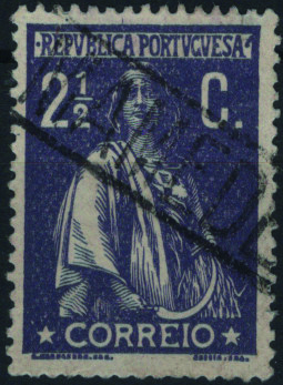 0519.jpg -     Lote:    519                   Descrição:         1912 &mdash; Ceres. Mf211c, 2 &frac12; c violeta claro, papel pontinhado, denteado 15x14 obliterado com marca nominativa ferroviária, batida a preto de "S. MAMEDE". Exemplar com duas ligeiras transparências e sem reparações.         O       Valor Base:     &euro; 25,00     Valor Venda:     &euro;      
