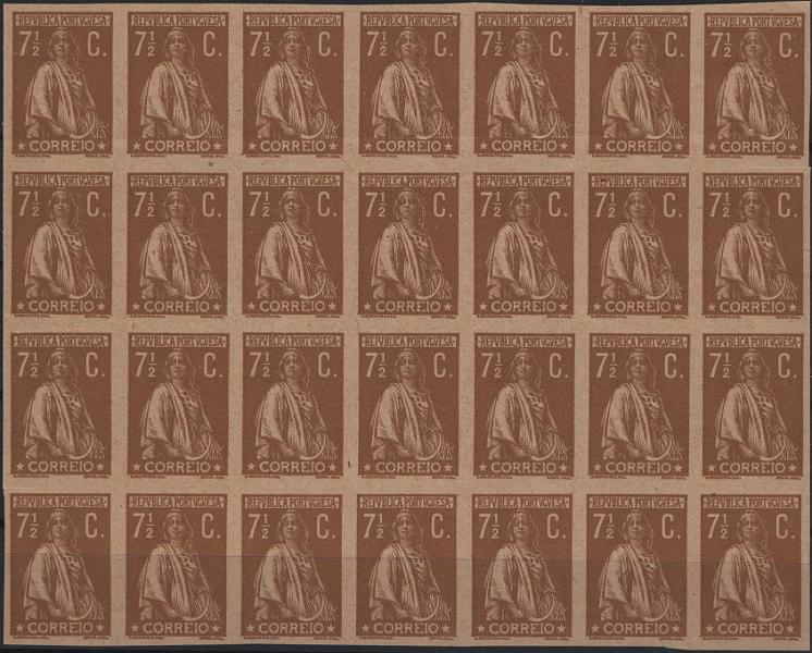 0535.jpg -     Lote:    535                   Descrição:         1912 &mdash; Ceres. Bloco com 28 provas de cor da taxa de 7 &frac12; c em papel liso amarelado, não denteadas e sem goma, na cor bistre (cor aprovada para esta taxa). Exemplar sem defeitos nem reparações.         PRV       Valor Base:     &euro; 50,00     Valor Venda:     &euro;      