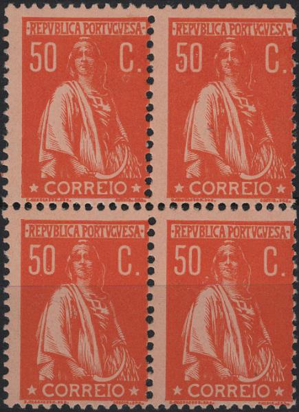 0563.jpg -     Lote:    563                   Descrição:         1912 &mdash; Ceres. Mf219c, 50c, denteado 12x11 &frac12;, papel porcelana colorido espesso. Quadra. Exemplar muito raro com goma original e com os dois primeiros selos com sinal de charneira e dois inferiores sem charneira. Exemplar sem reparações com dois ligeiros pontos de óxido no verso. Valor de catálogo &euro; 1.670,00.         ***       Valor Base:     &euro; 100,00     Valor Venda:     &euro;      