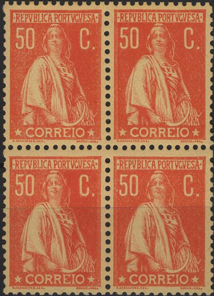 0565.jpg -     Lote:    565                   Descrição:         1912 &mdash; Ceres. Mf219c, 50c laranja vermelho s/ laranja, papel porcelana colorido espesso, denteado 12x11 &frac12;. Quadra com goma não original, com sinal de charneira nos selos superiores. Exemplar sem defeitos nem reparações. Valor de catálogo &euro; 1.060,00.         (*)       Valor Base:     &euro; 100,00     Valor Venda:     &euro;      