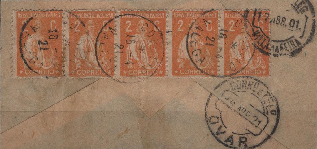 0579.jpg -     Lote:    579                   Descrição:         1917/20 &mdash; Ceres. Novas taxas e cores. Mf223k, 2c laranja papel pontinhado horizontal. Tira horizontal de 5 selos em grande fragmento de sobrescrito circulado de Valega (16.04.21) para Vila da Feira (17.04.01 &mdash; erro de datador) com trânsito por Ovar (16.04.21). Carimbo tipo francês batido a preto de "VALEGA".         FRG       Valor Base:     &euro; 20,00     Valor Venda:     &euro;      