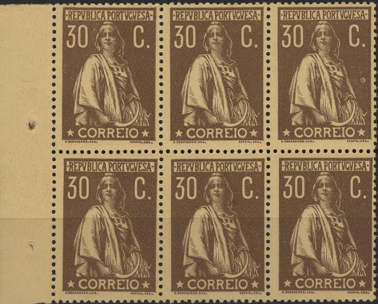 0623.jpg -     Lote:    623                   Descrição:         1917/20 &mdash; Ceres. Novas taxas e cores. Mf234, 30c castanho s/ amarelo, papel porcelana colorido, denteado 15x14. Bloco com seis selos (3x2), bordo de folha, com goma original sem charneira, sem defeitos nem reparações. Valor de catálogo &euro; 264,00.         ***       Valor Base:     &euro; 30,00     Valor Venda:     &euro;      