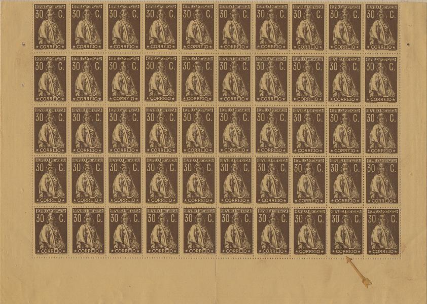 0624.jpg -     Lote:    624                   Descrição:         1917/20 &mdash; Ceres. Novas taxas e cores. Mf234, 30c castanho s/ amarelo, papel porcelana colorido, denteado 15x14. Bloco com 50 selos (meia folha) com goma original sem sinal de charneira, sem defeitos nem reparações com variedades de cliché MM II e MM VIII entre outras. Bom lote para estudo de variedades. Valor de catálogo &euro; 2.200,00.         ***       Valor Base:     &euro; 300,00     Valor Venda:     &euro;      