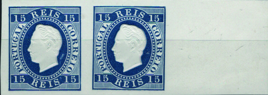 0639.jpg -     Lote:    639            Portugal       Descrição:         1870/71 &mdash; D. Luís I. Fita direita. Impressão em relevo. Desenho e gravura de Frederico Augusto de Campos. Par horizontal, bordo de folha, de provas de 15 reis em canto de folha na cor azul, não denteadas, em papel porcelana. Não catalogada por OM. MB e MR.         PRV       Valor Base:     &euro; 20,00     Valor Venda:     &euro;      