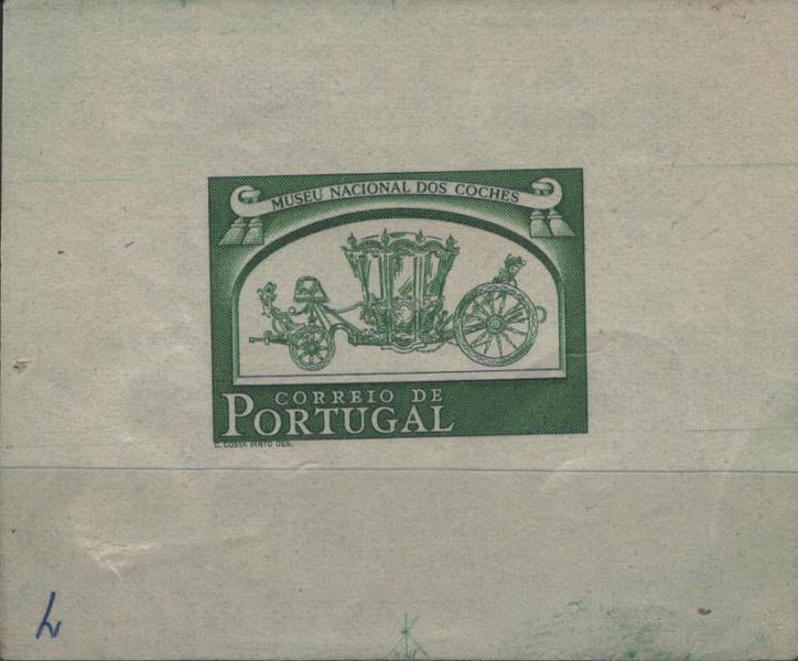 0670.jpg -     Lote:    670            Portugal       Descrição:         1952 &mdash; Museu Nacional dos Coches. Prova de cor em verde-escuro, com desenho aprovado para a taxa de 1$00 (Século XVIII), não denteada, em bloco de papel liso medindo 70x58mm, sem abertura da taxa no cunho. B e R.         PRV       Valor Base:     &euro; 55,00     Valor Venda:     &euro;      
