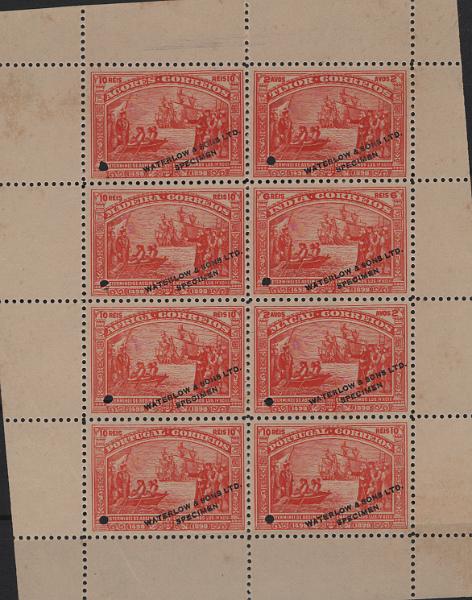 0700.jpg -     Lote:    700            Ultramar       Descrição:         1898 &mdash; 4.º Centenário da Descoberta do Caminho Marítimo para a Índia. Folha miniatura com 8 selos de Portugal (2), Açores, Madeira, África, Índia, Macau e Timor, da taxa de 10 reis, 6 reis (Índia) e 2 avos (Macau e Timor), na cor laranja-vermelho, sem goma, papel levemente pontinhado médio, com perfurações de segurança e sobrecarga oblíqua a preto "WATERLOW & SONS LD / SPECIMEN". MB e R.         PRV       Valor Base:     &euro; 100,00     Valor Venda:     &euro;      