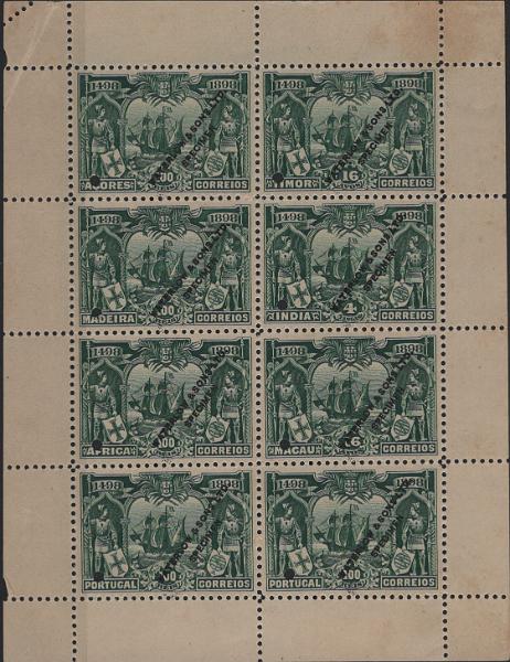 0705.jpg -     Lote:    705            Ultramar       Descrição:         1898 &mdash; 4.º Centenário da Descoberta do Caminho Marítimo para a Índia. Folha miniatura com 8 selos de Portugal (2), Açores, Madeira, África, Índia, Macau e Timor, da taxa de 100 reis, 4 Tgs (Índia) e 16 avos (Macau e Timor), na cor verde-azul, sem goma, papel levemente pontinhado médio, com perfurações de segurança e sobrecarga oblíqua preto "WATERLOW & SONS LD / SPECIMEN". MB e R.         PRV       Valor Base:     &euro; 100,00     Valor Venda:     &euro;      