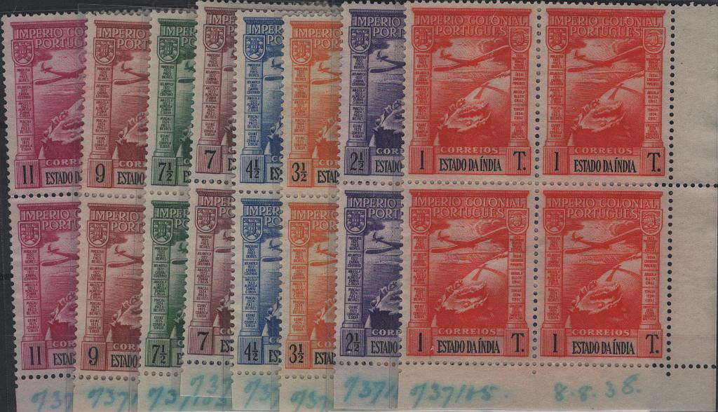 0716.jpg -     Lote:    716            Índia       Descrição:         1938 &mdash; Correio aéreo. Império Colonial Português. MF CA1/8. Série completa em quadras, provas da 2.ª tiragem da emissão realizada em 08.08.1938, com goma original com alguns defeitos, pertencentes ao arquivo da empresa impressora dos selos "BRADBURY WILKINSON & C.º. Todas as quadras com inscrições manuscritas a azul com o n.º da obra "737105" e a data da realização da 2.ª tiragem "8.8.38". Exemplares raros, com boa cor, sem defeitos ou reparações.         PRV       Valor Base:     &euro; 150,00     Valor Venda:     &euro;      