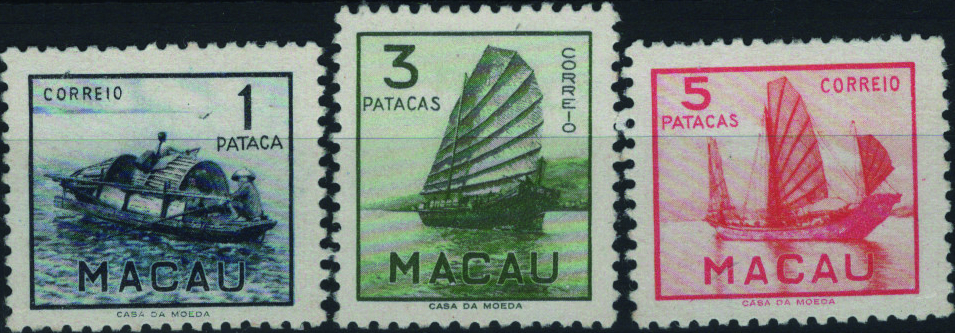 0720.jpg -     Lote:    720            Macau       Descrição:         1951 &mdash; Embarcações Típicas de Macau. Mf363/65. Série completa de provas de cor com tonalidades próximas dos selos originais, denteadas em papel esmaltes: 1P ultramar, 3P verde escuro e 5E vermelho. MB e MR.         PRV       Valor Base:     &euro; 50,00     Valor Venda:     &euro;      