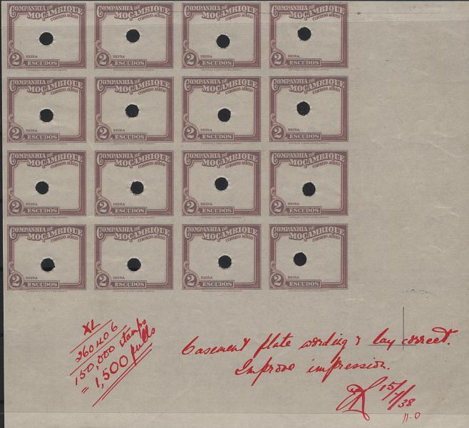 0730.jpg -     Lote:    730            Companhia de Moçambique       Descrição:         1935 &mdash; Correio Aéreo. Inauguração do Correio Aéreo. Formato retangular. MF CA22, 2E. Bloco com 16 provas de cor da moldura em lilás (cor aprovada para esta taxa), não denteadas, com furos de segurança da empresa impressora, com inscrições marginais manuscritas a vermelho "XL / 260406 / 150.000 stamps / = 1.500 pulls" e "Casement plate wording & lay correct. Improve impression / 15/4/38". MB e MR.         PRV       Valor Base:     &euro; 40,00     Valor Venda:     &euro;      