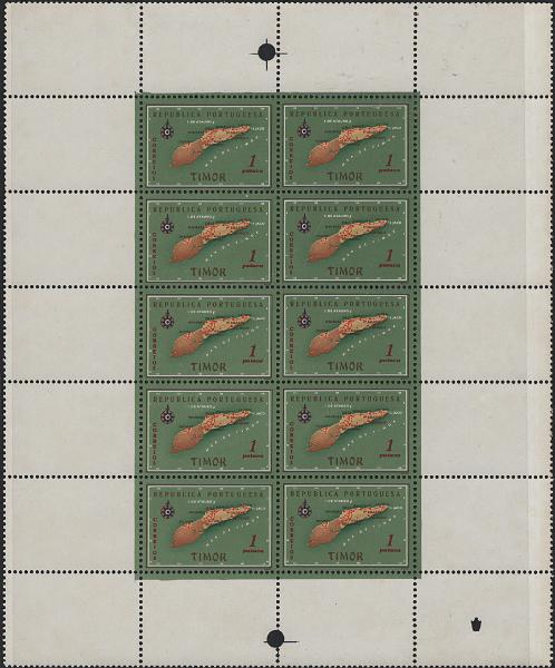 0740.jpg -     Lote:    740            Timor       Descrição:         1956 &mdash; Carta Geográfica de Timor. MF301, 1P. Folha completa com 10 provas de cor, com fundo em verde, denteadas, com goma e denteadas, com bandas em branco, similares às provas, também denteadas. Exemplar sem defeitos nem reparações. MB e MR.         PRV       Valor Base:     &euro; 150,00     Valor Venda:     &euro;      