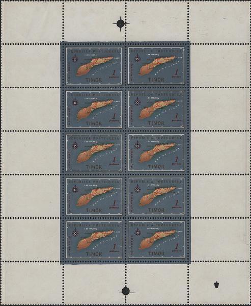 0741.jpg -     Lote:    741            Timor       Descrição:         1956 &mdash; Carta Geográfica de Timor. MF301, 1P. Folha completa com 10 provas de cor, com fundo em azul elétrico, denteadas, com goma e denteadas, com bandas em branco, similares às provas, também denteadas. Exemplar sem defeitos nem reparações. MB e MR.         PRV       Valor Base:     &euro; 150,00     Valor Venda:     &euro;      