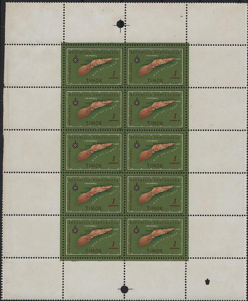 0742.jpg -     Lote:    742            Timor       Descrição:         1956 &mdash; Carta Geográfica de Timor. MF301, 1P. Folha completa com 10 provas de cor, com fundo em verde limão, denteadas, com goma e denteadas, com bandas em branco, similares às provas, também denteadas. Exemplar sem defeitos nem reparações. MB e MR.         PRV       Valor Base:     &euro; 150,00     Valor Venda:     &euro;      