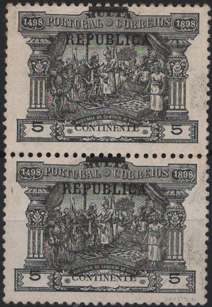 0756.jpg -     Lote:    756            Portugal       Descrição:         1911 &mdash; 4.º Centenário da Descoberta do Caminho Marítimo para a Índia, com sobrecarga REPUBLICA sobre selos de Porteado do Continente. Mf192. Par horizontal com a sobrecarga deslocada e legenda e valor também deslocados. Exemplar com ligeiros pontos de óxido.         ***       Valor Base:     &euro; 15,00     Valor Venda:     &euro;      
