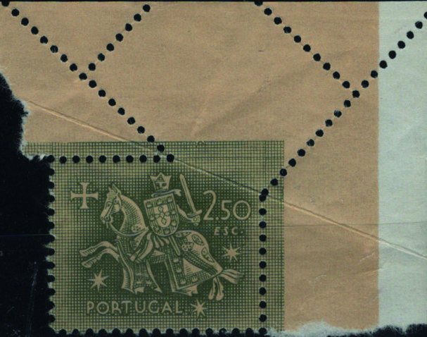 0767.jpg -     Lote:    767            Portugal       Descrição:         1953 &mdash; Cavaleiro Medieval. Mf773, 2.50E preto s/ salmão claro. Exemplar canto de folha com goma original sem charneira com DENTEADO INCOMPLETO provocado por dobra de papel no canto superior direito. B e R. Não catalogado.         ***       Valor Base:     &euro; 15,00     Valor Venda:     &euro;      