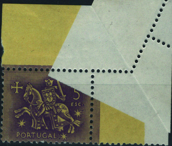 0768.jpg -     Lote:    768            Portugal       Descrição:         1953 &mdash; Cavaleiro Medieval. Mf774, 5E violeta s/ amarelo. Exemplar canto de folha com goma original sem charneira com DENTEADO INCOMPLETO provocado por dobra de papel no canto superior direito. B e R. Não catalogado.         ***       Valor Base:     &euro; 15,00     Valor Venda:     &euro;      