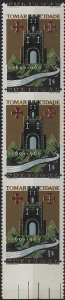0777.jpg -     Lote:    777            Portugal       Descrição:         1962 &mdash; 8.º Centenário da Cidade de Tomar. MF881, 1$. Tira vertical com três selos, com o denteado horizontal DESLOCADO         ***       Valor Base:     &euro; 25,00     Valor Venda:     &euro;      