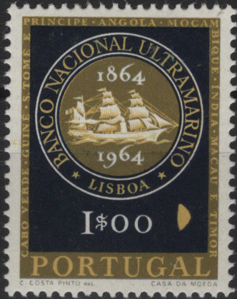 0779.jpg -     Lote:    779            Portugal       Descrição:         1964 &mdash; 1.º Centenário do Banco Nacional Ultramarino. Mf928. Exemplar com goma original e charneira com impressão a amarelo de "MEIA LUA" do lado direito do valor. Variedade não catalogada         **       Valor Base:     &euro; 20,00     Valor Venda:     &euro;      